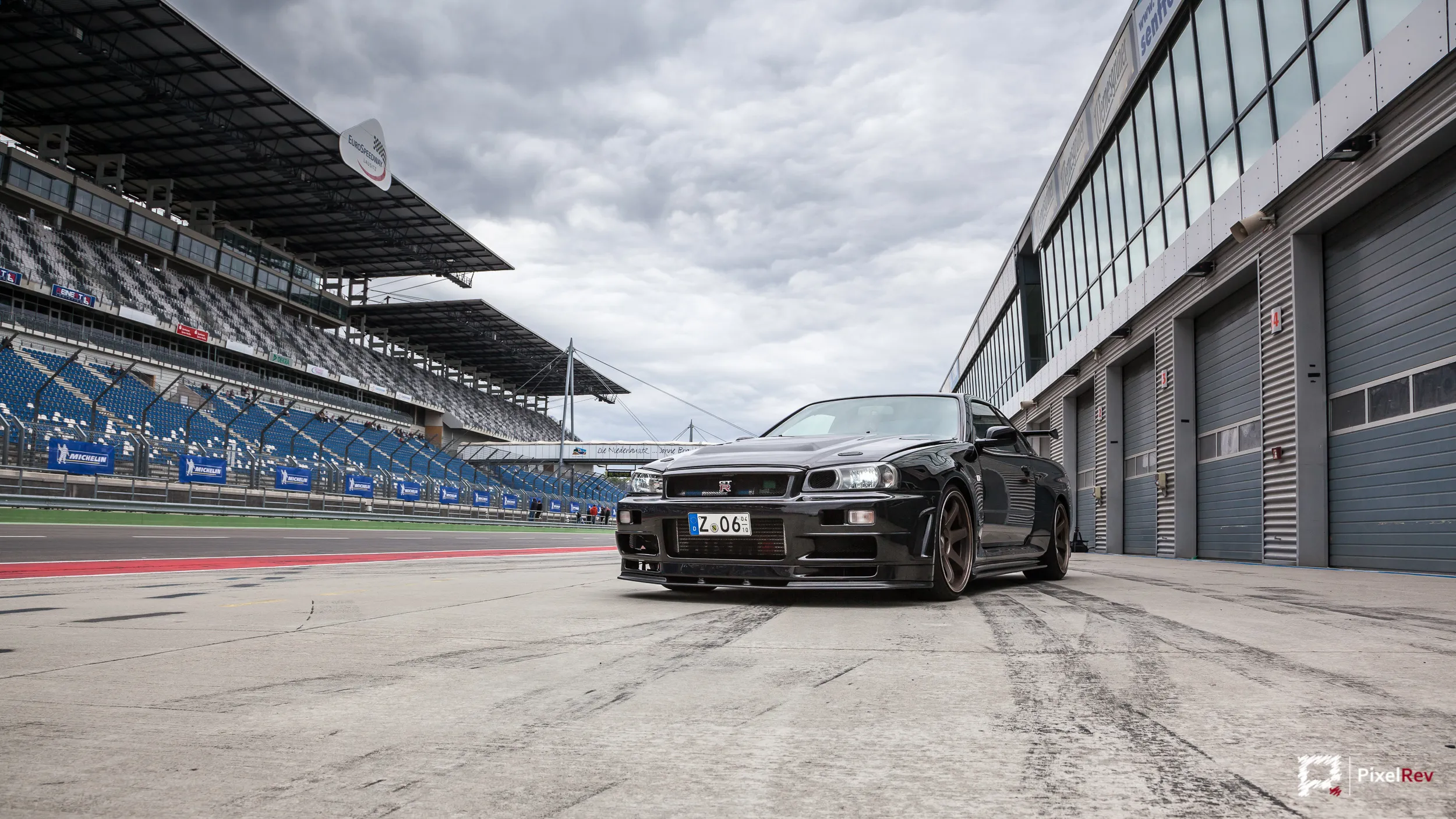 Nissan Skyline R34 GT-R Nismo Omori S1 vor der Tribüne am Lausitzring
