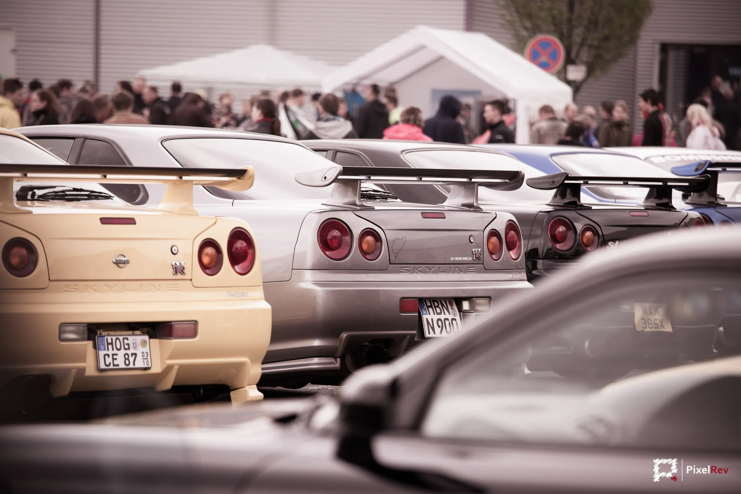 Reihe von Nissan Skyline R34 GT-R vor Publikum beim Überfest 2013 in Döbeln