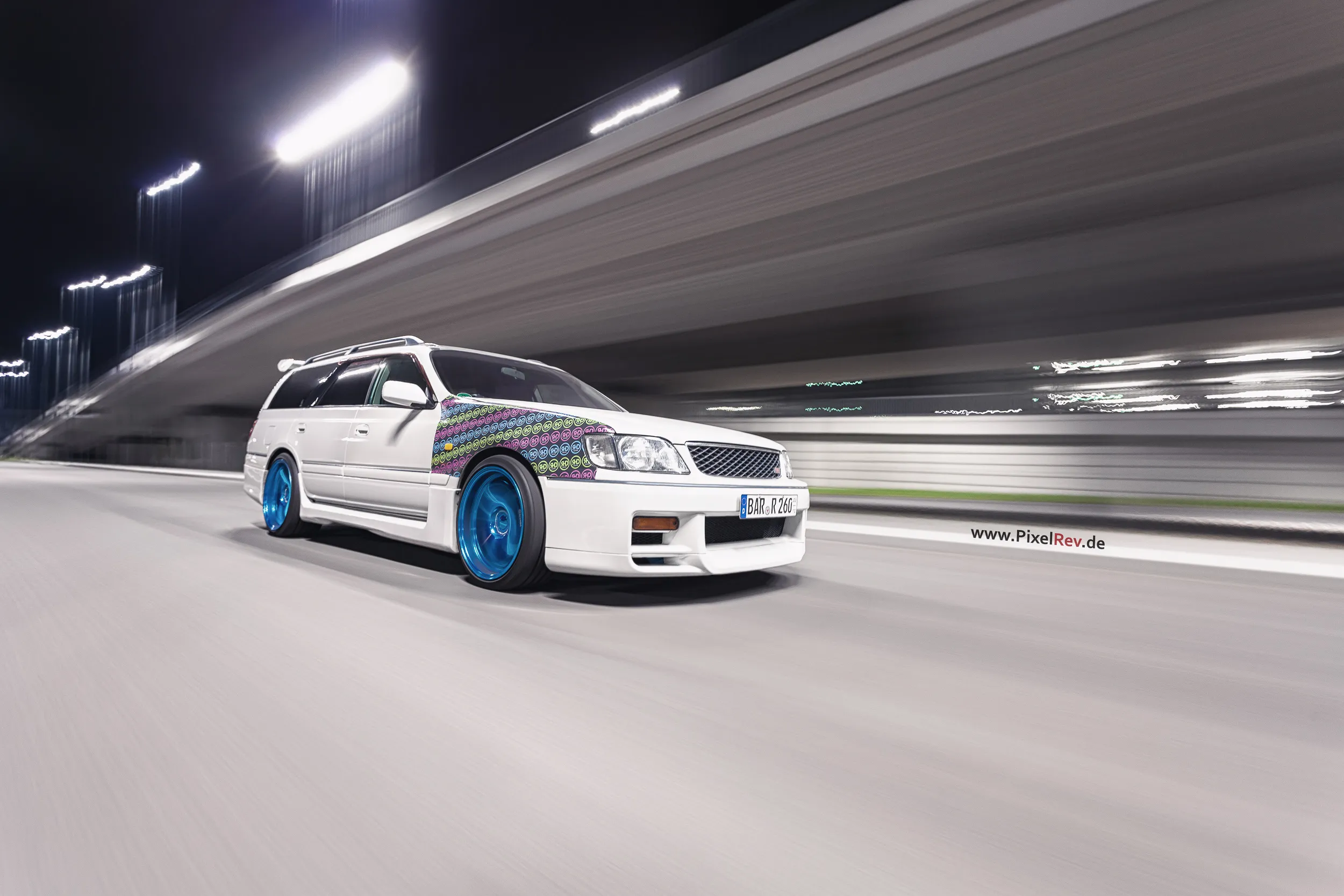 Weißer Nissan Stagea mit blauen Felgen im nächtlichen Rig Shot am Flughafen BER