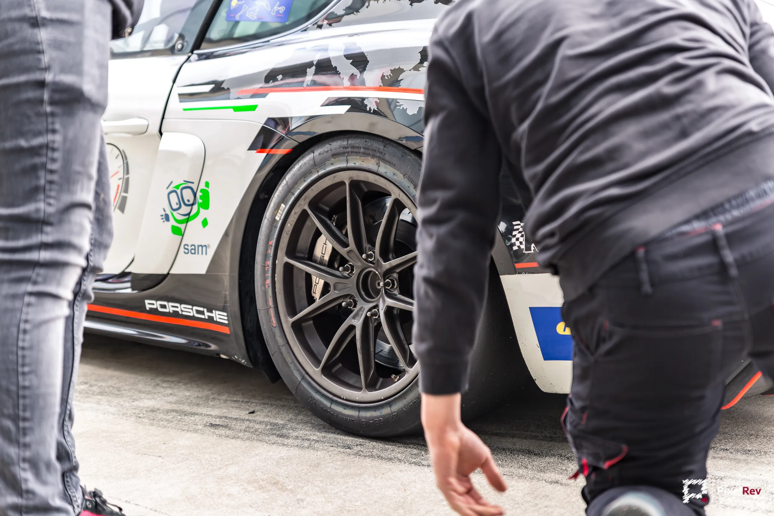 Mechaniker an einem Porsche-Rennwagen in der Boxengasse in Oschersleben