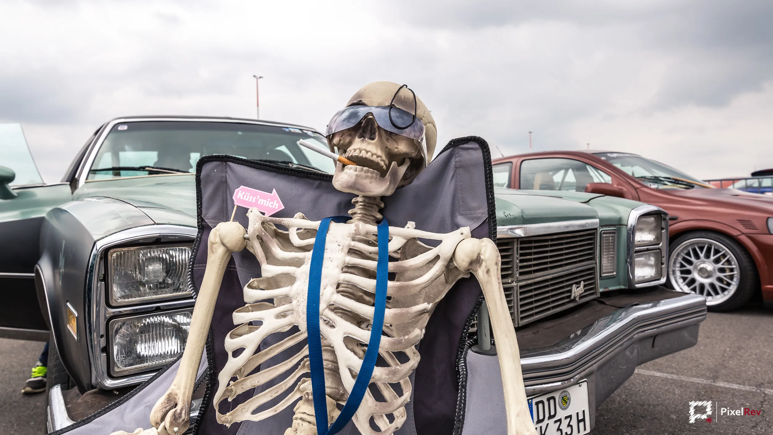 Skelett-Deko mit Sonnenbrille vor einem US-Car