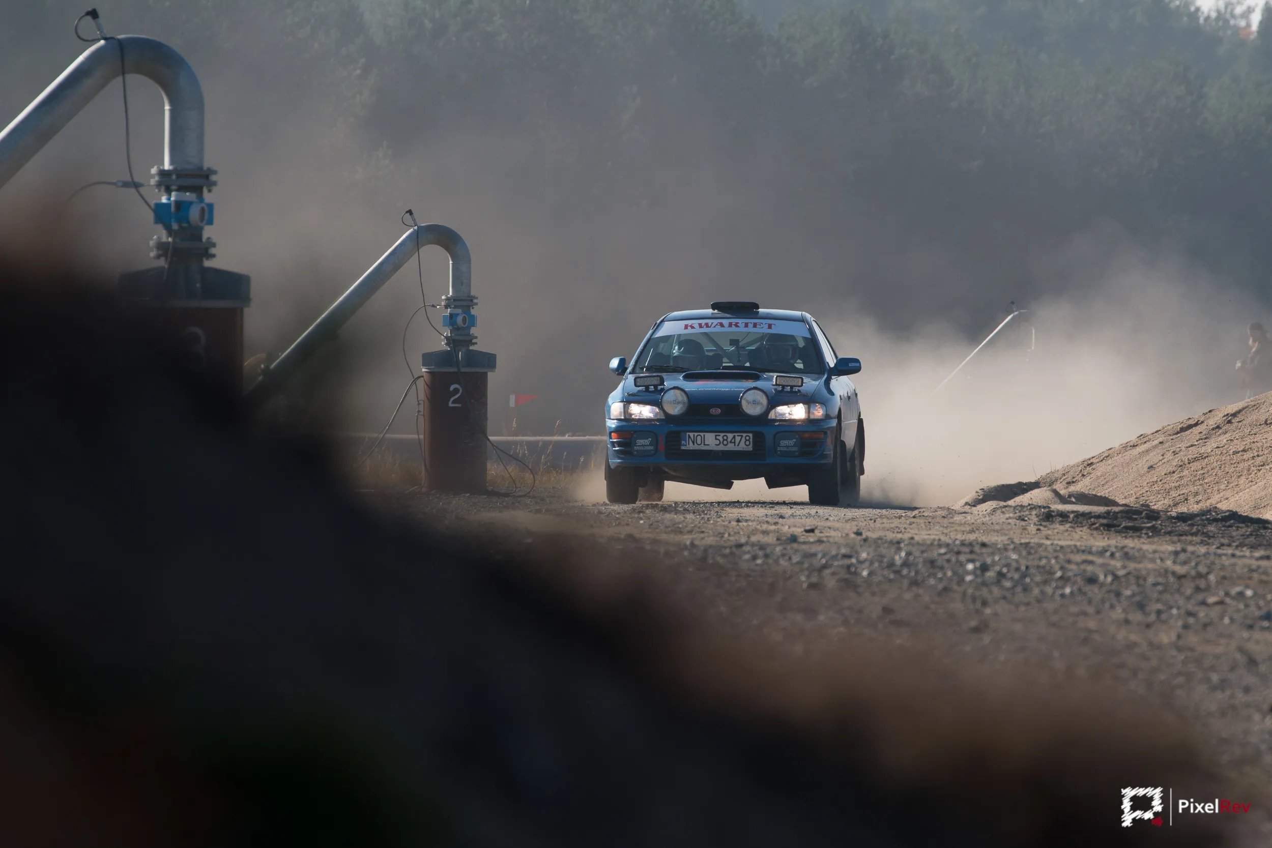 Subaru Impreza auf einer staubigen Schotterpiste bei der Lausitz-Rallye