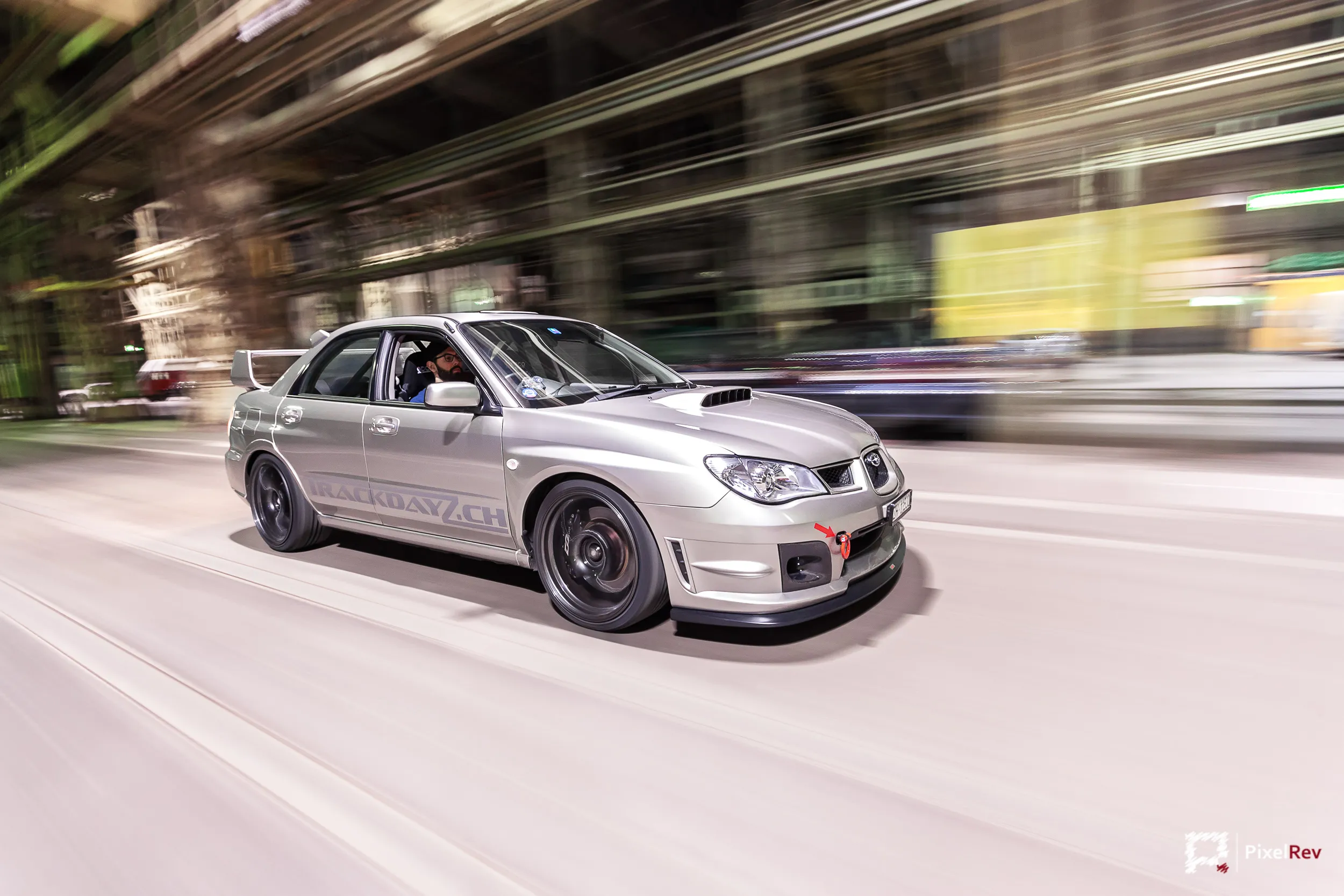 Silberner Subaru Impreza WRX STI im Rig Shot, Stadt in Bewegungsunschärfe