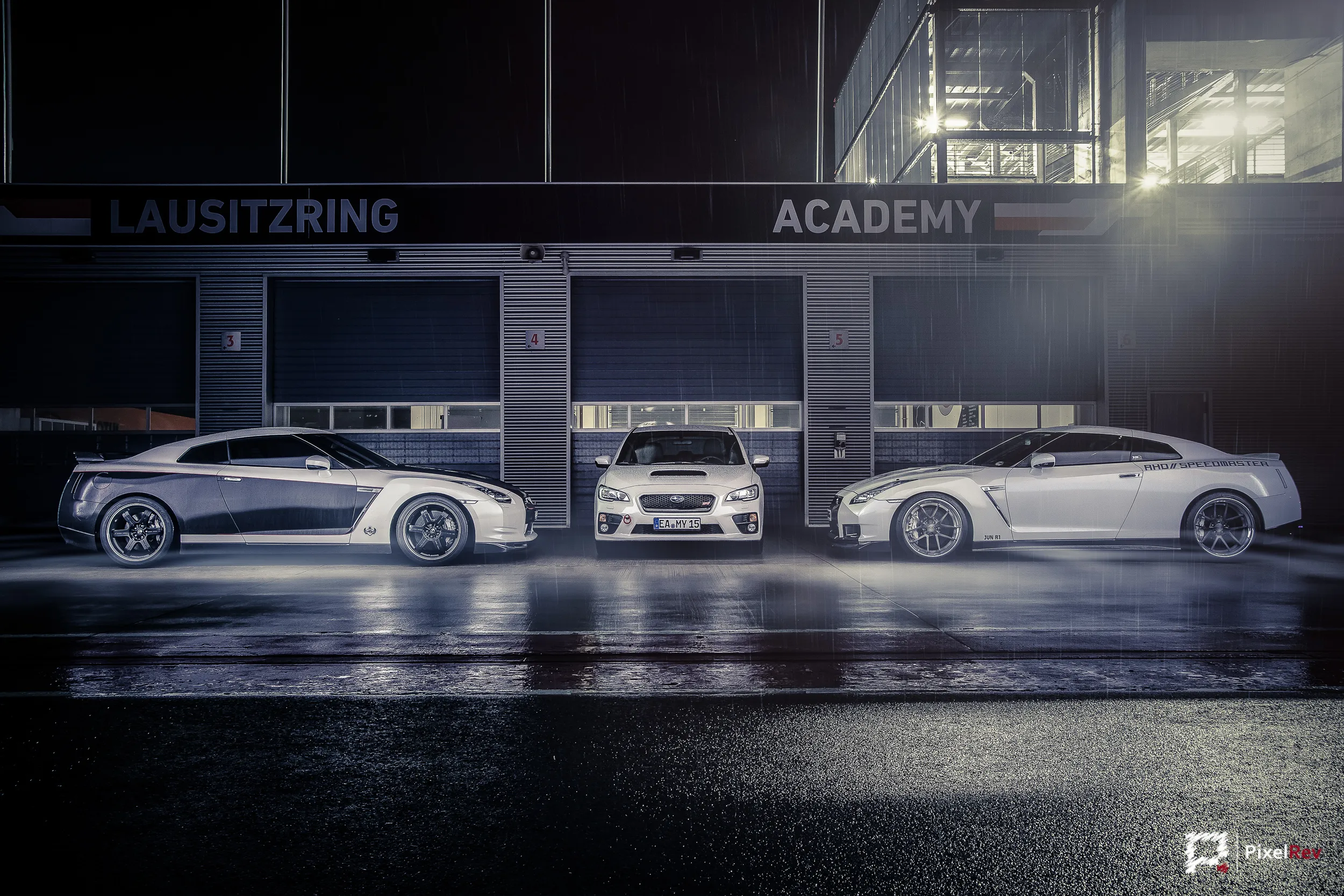 Subaru WRX STI zwischen zwei Nissan GT-R vor der Lausitzring Academy bei Nacht