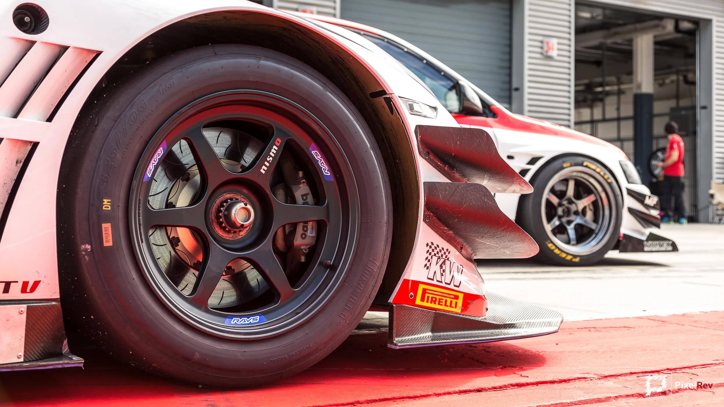 Rennreifen und Aero-Teile eines Time-Attack-Fahrzeugs