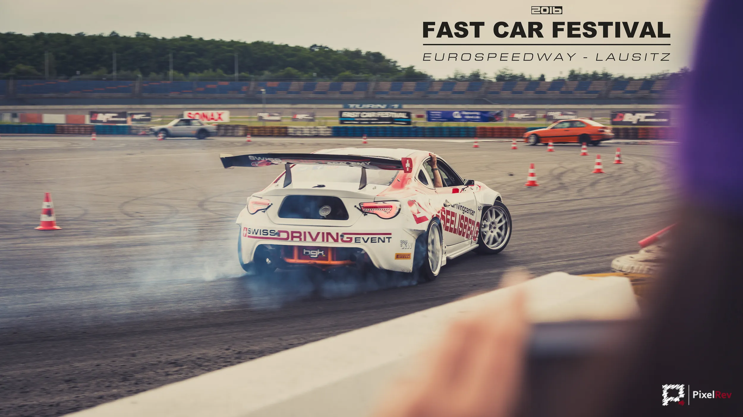 Driftender Toyota GT86 mit dem Titel „Fast Car Festival“