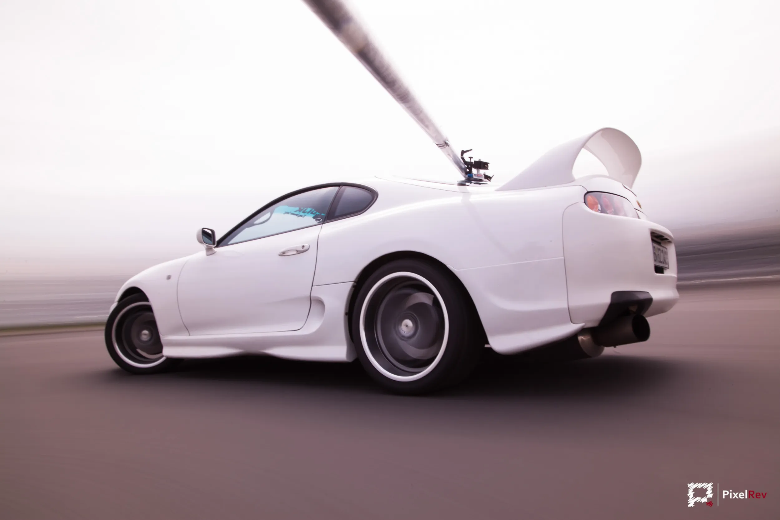 Weißer Toyota Supra im Rig Shot, Rig-Stange sichtbar