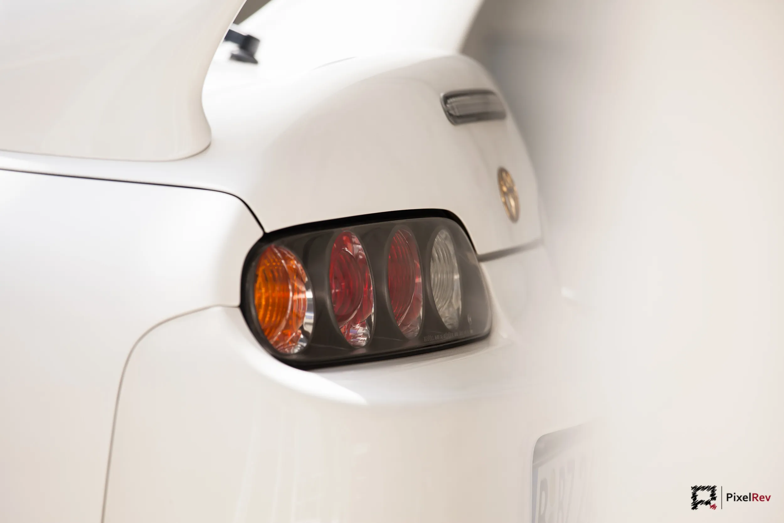 Rückleuchte des weißen Toyota Supra, Detailaufnahme