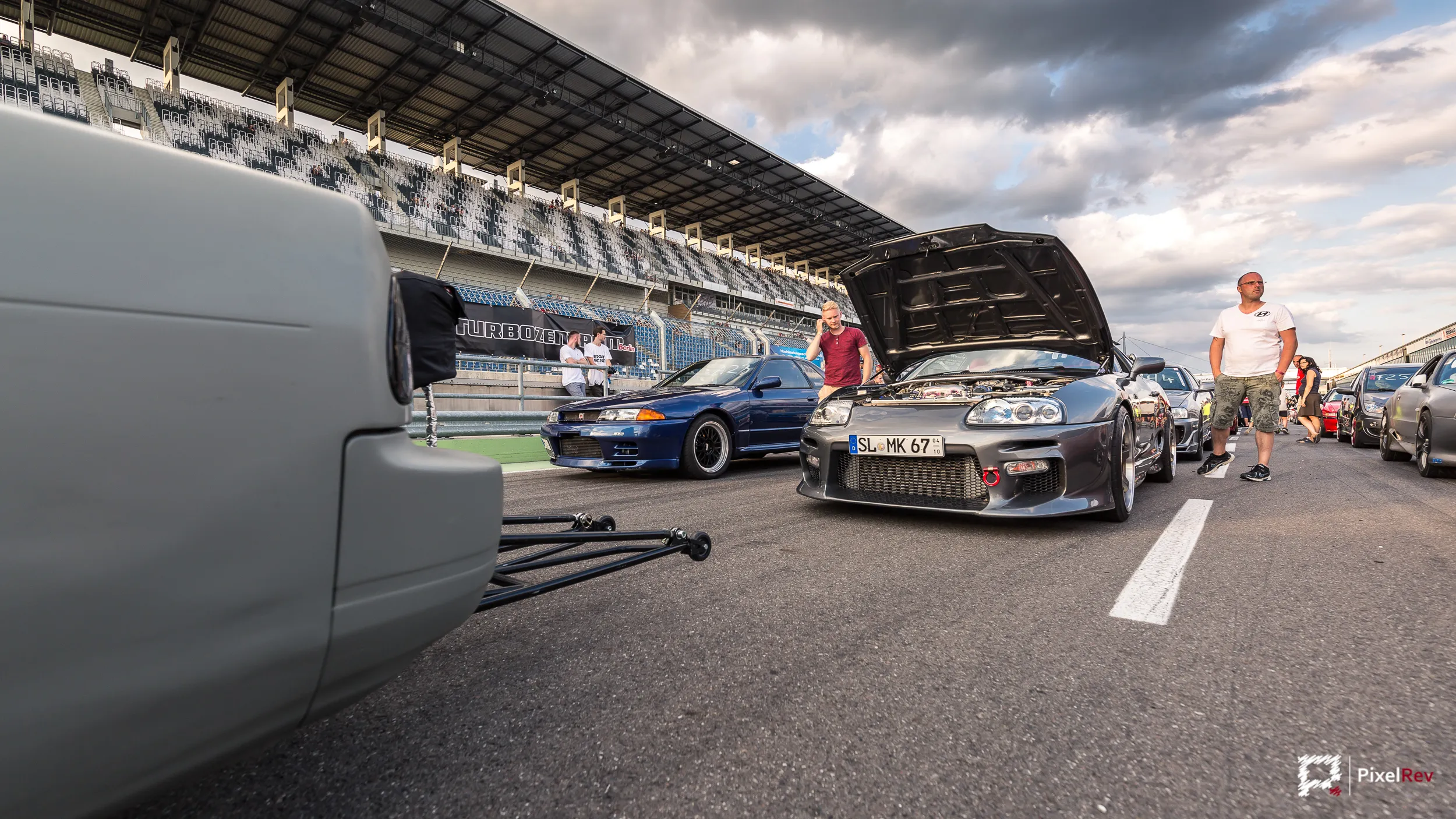 Toyota Supra mit geöffneter Motorhaube in der Startaufstellung am Lausitzring