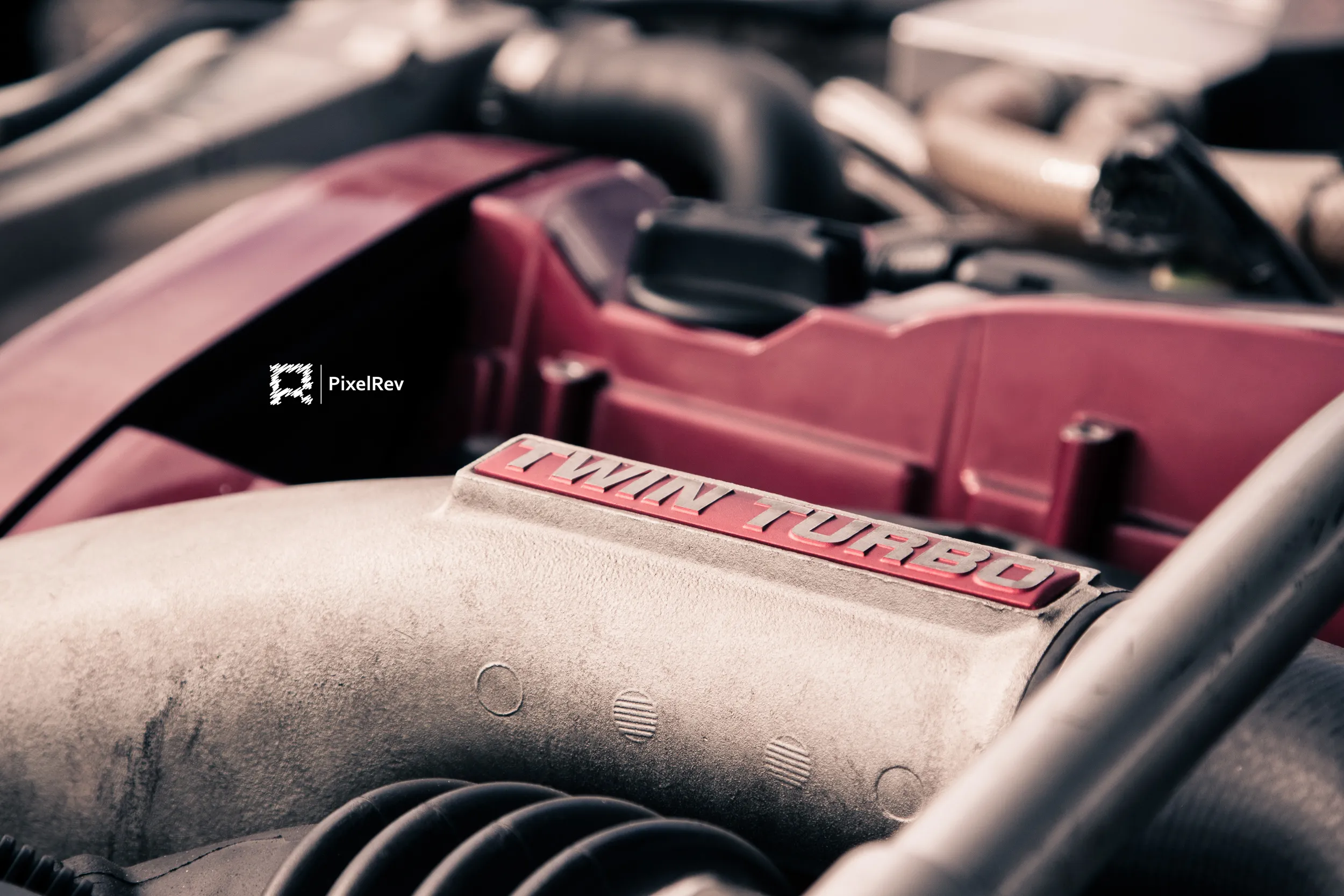 Rote Ventildeckel mit „Twin Turbo“-Schriftzug im Motorraum, Detailaufnahme